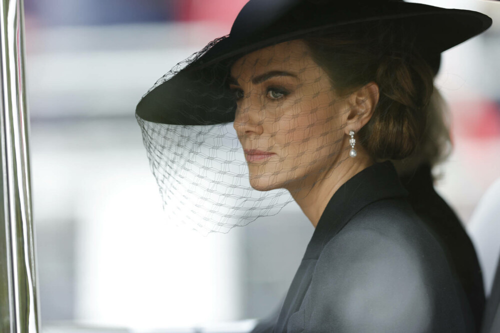 Ținuta lui Kate Middleton de la funeraliile reginei Elisabeta a II-a. Prințesa a purtat un colier special | GALERIE FOTO - Imaginea 19