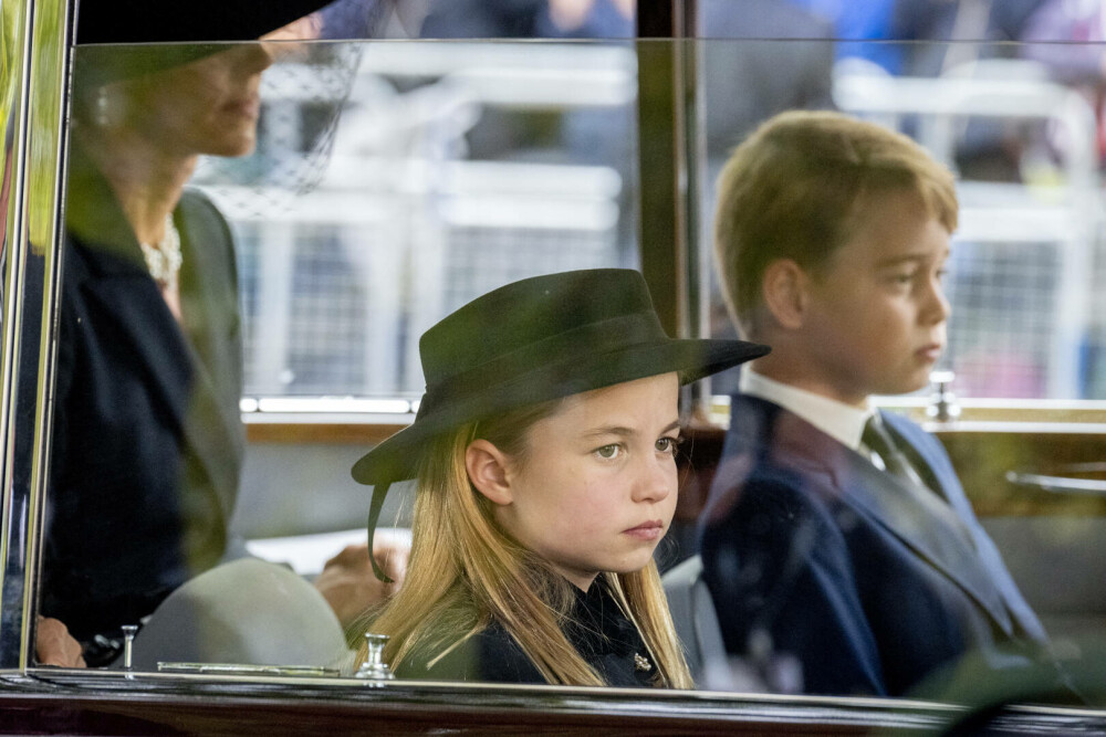 Prințul George, îmbrăcat diferit la înmormântarea Reginei Elisabeta. Care este motivul pentru care nu a purtat negru | FOTO - Imaginea 1