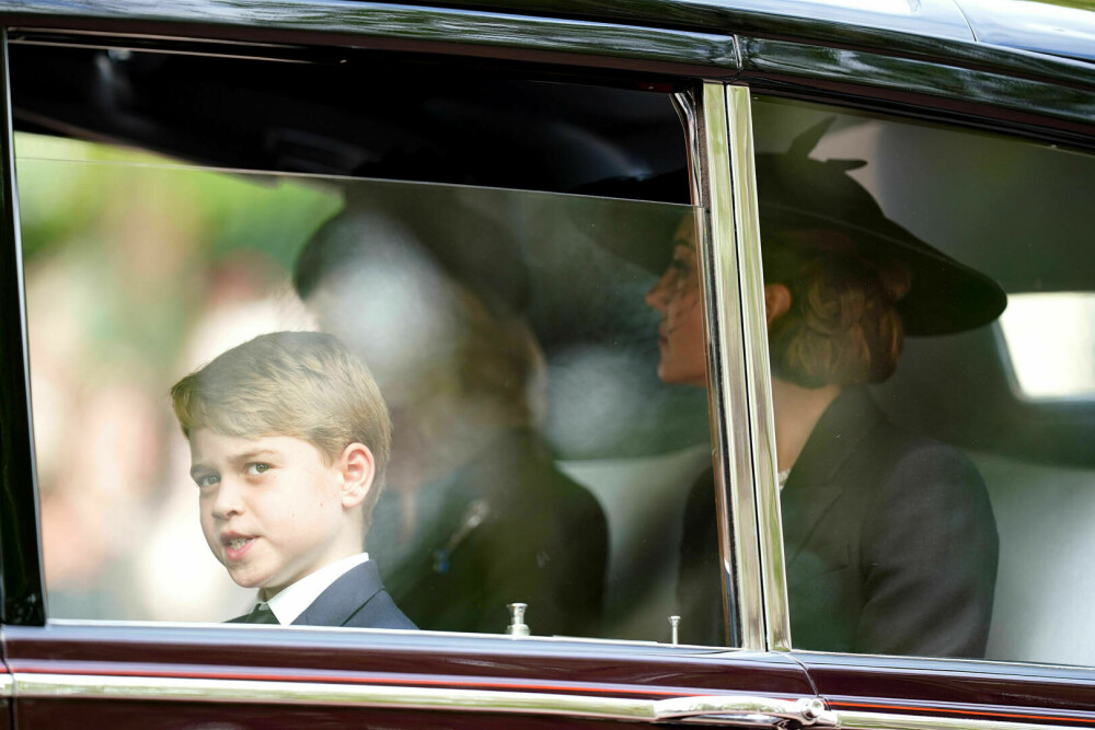 Prințul George, îmbrăcat diferit la înmormântarea Reginei Elisabeta. Care este motivul pentru care nu a purtat negru | FOTO - Imaginea 2