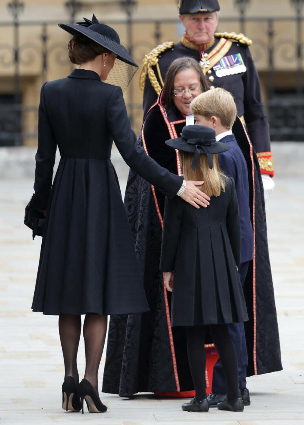 Prințul George, îmbrăcat diferit la înmormântarea Reginei Elisabeta. Care este motivul pentru care nu a purtat negru | FOTO - Imaginea 3
