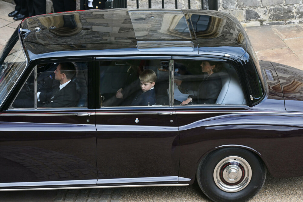 Prințul George, îmbrăcat diferit la înmormântarea Reginei Elisabeta. Care este motivul pentru care nu a purtat negru | FOTO - Imaginea 5