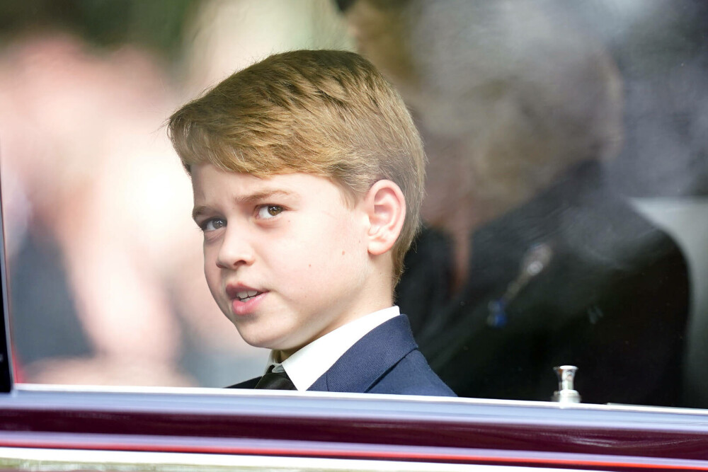 Prințul George, îmbrăcat diferit la înmormântarea Reginei Elisabeta. Care este motivul pentru care nu a purtat negru | FOTO - Imaginea 6