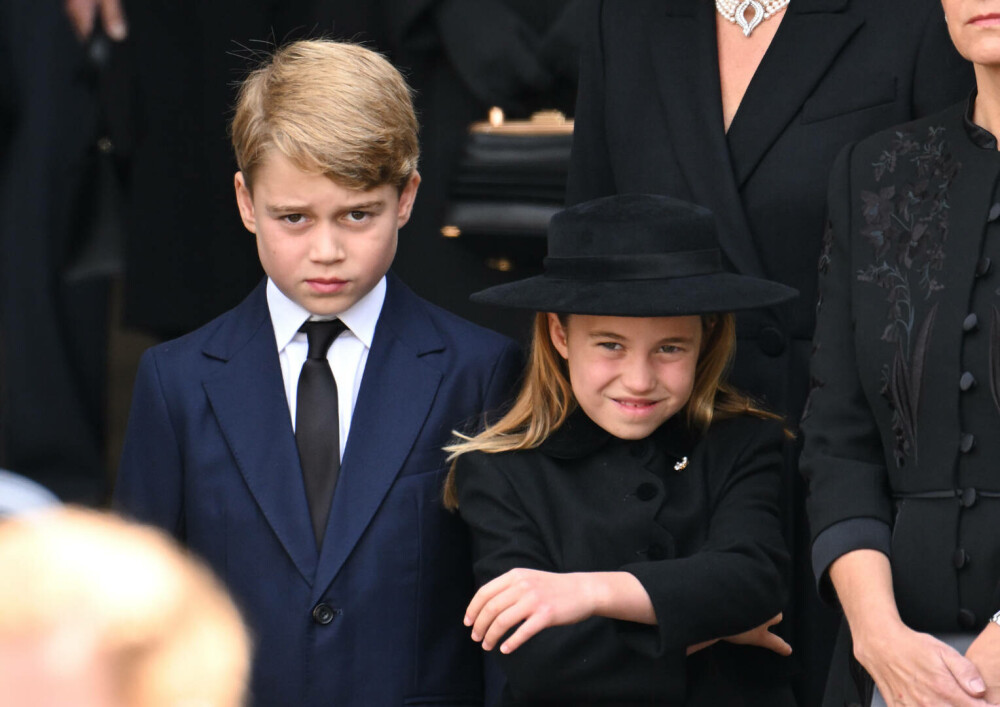 Prințul George, îmbrăcat diferit la înmormântarea Reginei Elisabeta. Care este motivul pentru care nu a purtat negru | FOTO - Imaginea 7