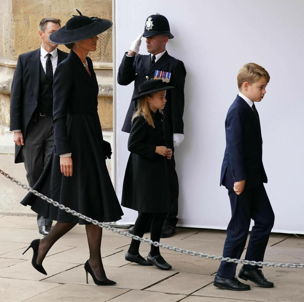 Prințul George, îmbrăcat diferit la înmormântarea Reginei Elisabeta. Care este motivul pentru care nu a purtat negru | FOTO - Imaginea 8