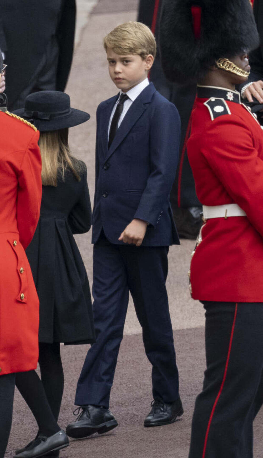 Prințul George, îmbrăcat diferit la înmormântarea Reginei Elisabeta. Care este motivul pentru care nu a purtat negru | FOTO - Imaginea 9