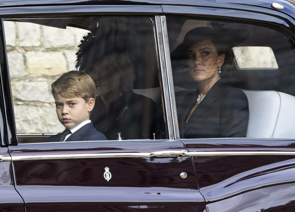 Prințul George, îmbrăcat diferit la înmormântarea Reginei Elisabeta. Care este motivul pentru care nu a purtat negru | FOTO - Imaginea 10