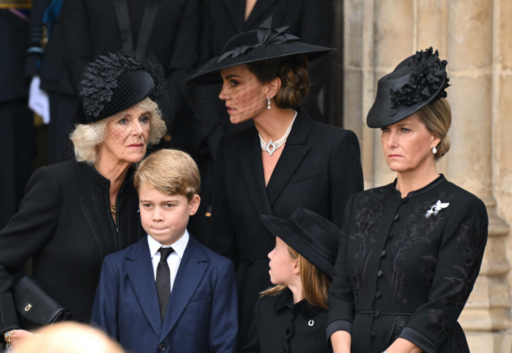 Prințul George, îmbrăcat diferit la înmormântarea Reginei Elisabeta. Care este motivul pentru care nu a purtat negru | FOTO - Imaginea 11