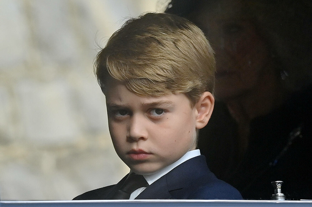 Prințul George, îmbrăcat diferit la înmormântarea Reginei Elisabeta. Care este motivul pentru care nu a purtat negru | FOTO - Imaginea 12