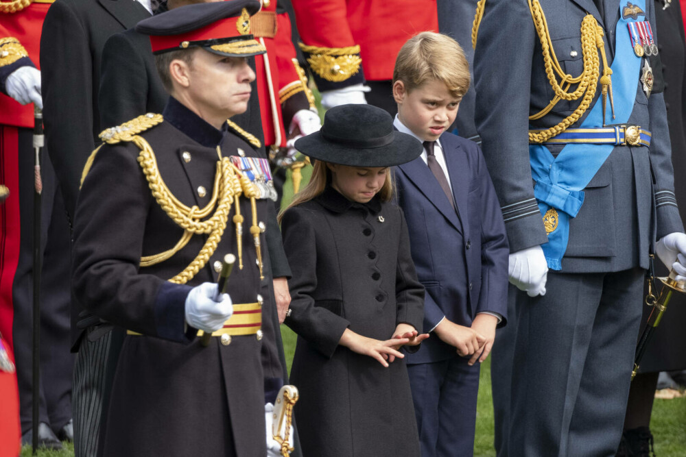 Prințul George, îmbrăcat diferit la înmormântarea Reginei Elisabeta. Care este motivul pentru care nu a purtat negru | FOTO - Imaginea 13