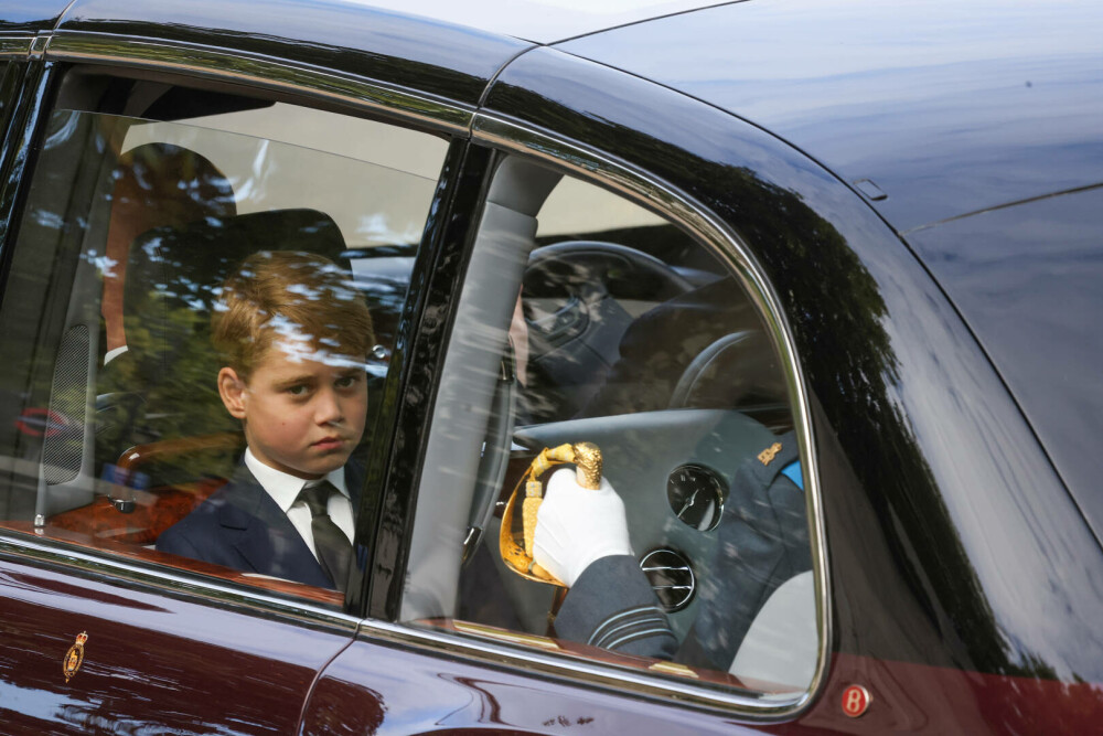 Prințul George, îmbrăcat diferit la înmormântarea Reginei Elisabeta. Care este motivul pentru care nu a purtat negru | FOTO - Imaginea 15