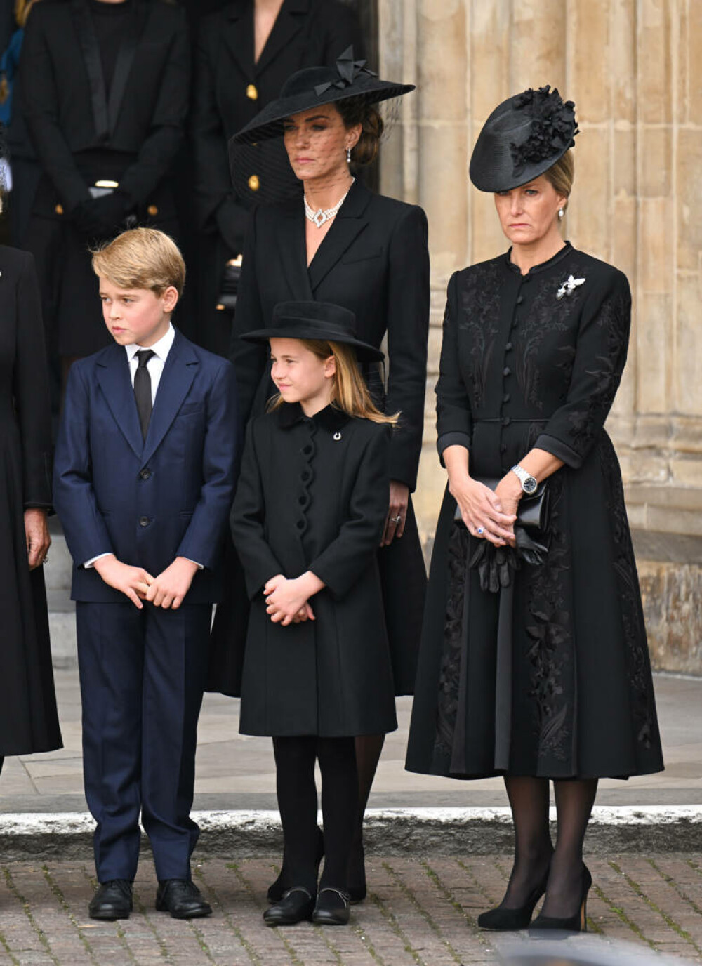Prințul George, îmbrăcat diferit la înmormântarea Reginei Elisabeta. Care este motivul pentru care nu a purtat negru | FOTO - Imaginea 14