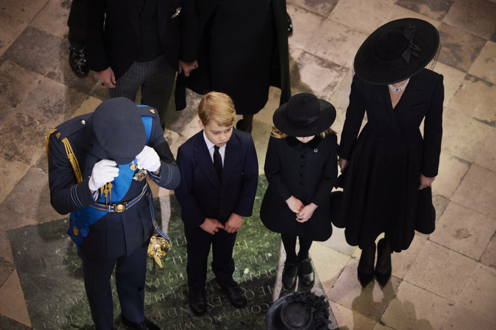 Prințul George, îmbrăcat diferit la înmormântarea Reginei Elisabeta. Care este motivul pentru care nu a purtat negru | FOTO - Imaginea 16