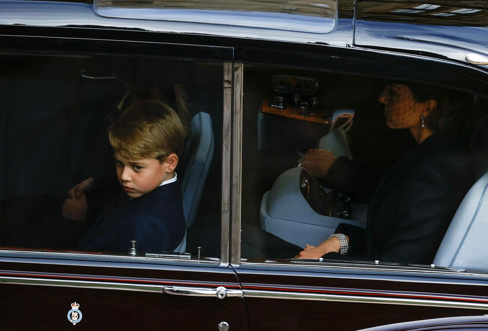 Prințul George, îmbrăcat diferit la înmormântarea Reginei Elisabeta. Care este motivul pentru care nu a purtat negru | FOTO - Imaginea 18