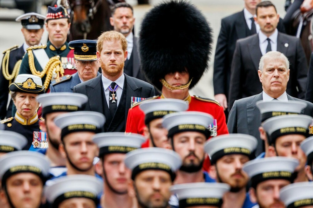 The Guardian: William și Harry au evitat orice interacțiune la înmormântarea Reginei Elisabeta a II-a | GALERIE FOTO - Imaginea 7
