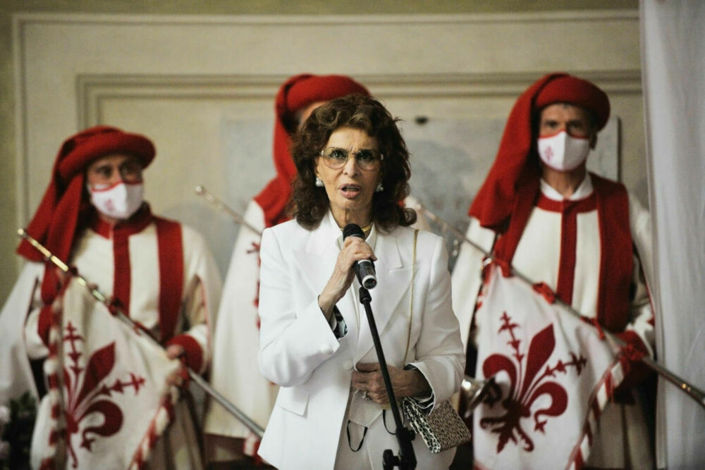 Sophia Loren împlinește 91 de ani. A cucerit Hollywoodul și a devenit simbolul cinematografiei italiene clasice. GALERIE FOTO - Imaginea 51