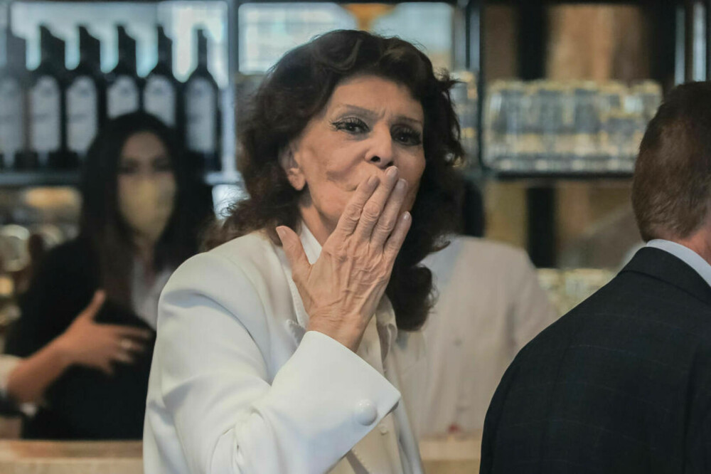 Sophia Loren împlinește 91 de ani. A cucerit Hollywoodul și a devenit simbolul cinematografiei italiene clasice. GALERIE FOTO - Imaginea 49