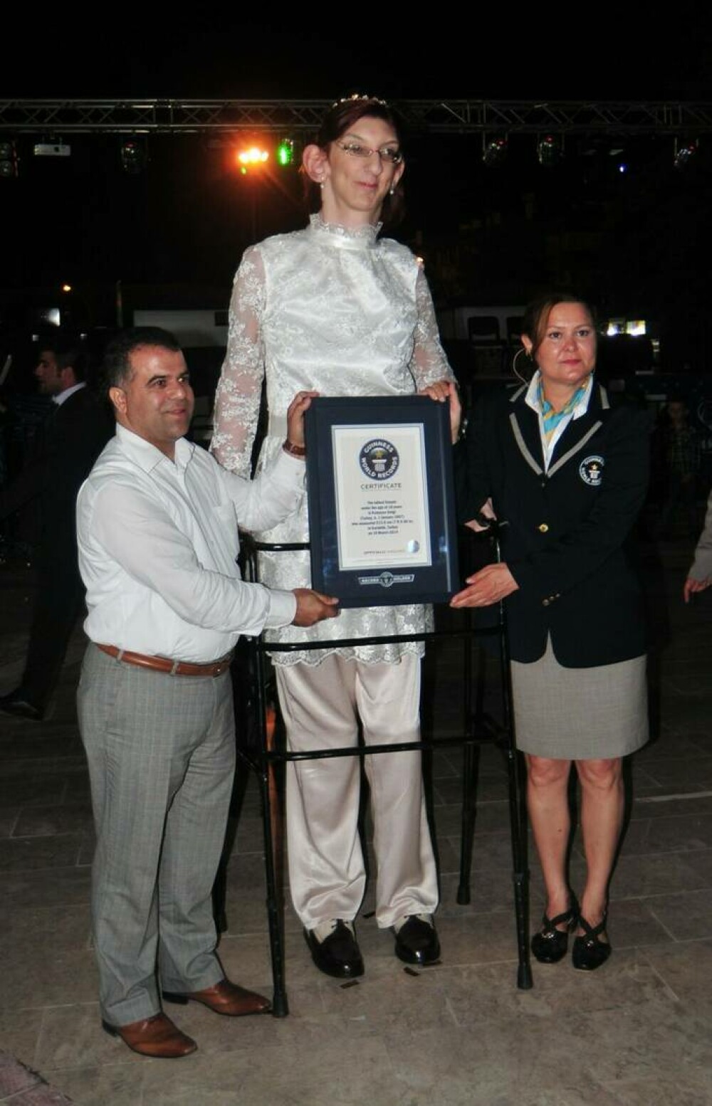 Cea mai înaltă femeie din lume a doborât alte trei recorduri mondiale GALERIE FOTO - Imaginea 3