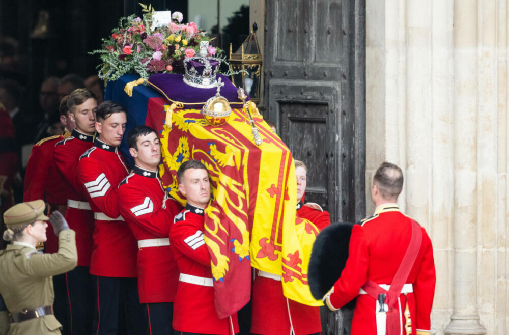 De ce a fost căptușit cu plumb sicriul reginei Elisabeta a II-a. Câte kilograme cântărește, încât a fost nevoie de 8 oameni - Imaginea 2