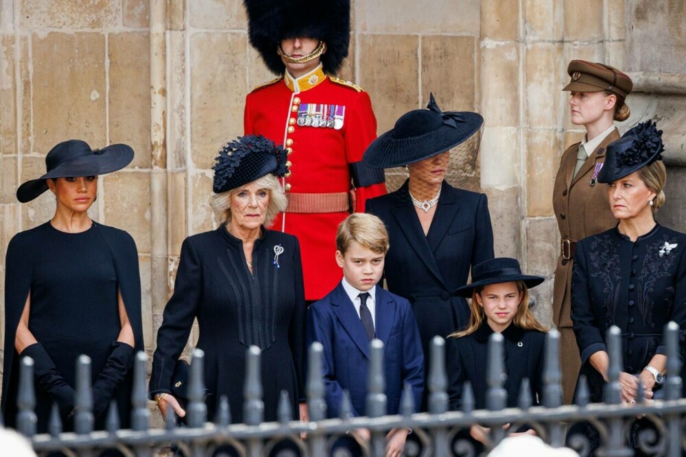 Prințesa Charlotte și Prințul George au izbucnit în lacrimi la funeraliile Reginei. De ce a lipsit Prințul Louis | FOTO - Imaginea 16