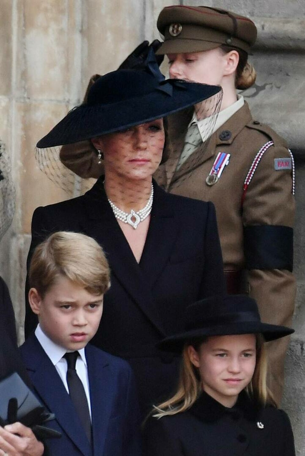 Prințesa Charlotte și Prințul George au izbucnit în lacrimi la funeraliile Reginei. De ce a lipsit Prințul Louis | FOTO - Imaginea 15