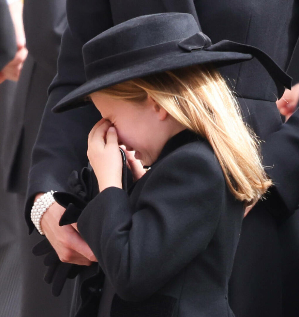 Prințesa Charlotte și Prințul George au izbucnit în lacrimi la funeraliile Reginei. De ce a lipsit Prințul Louis | FOTO - Imaginea 22