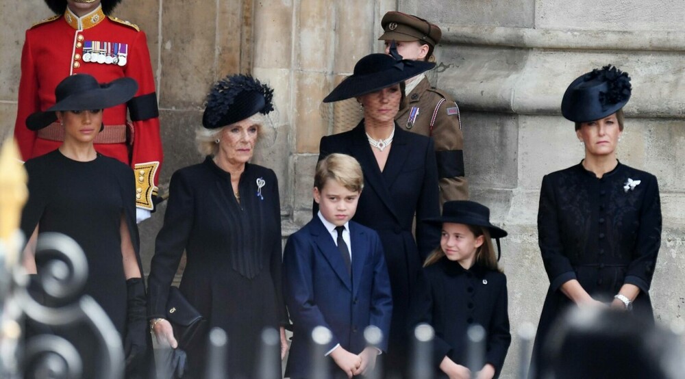 Prințesa Charlotte și Prințul George au izbucnit în lacrimi la funeraliile Reginei. De ce a lipsit Prințul Louis | FOTO - Imaginea 13