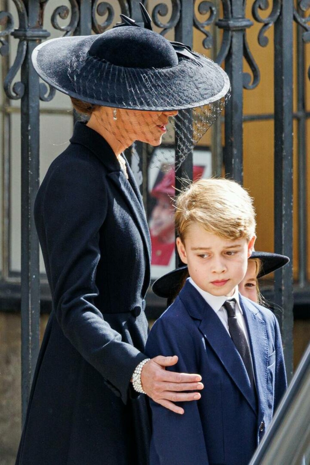 Prințesa Charlotte și Prințul George au izbucnit în lacrimi la funeraliile Reginei. De ce a lipsit Prințul Louis | FOTO - Imaginea 11