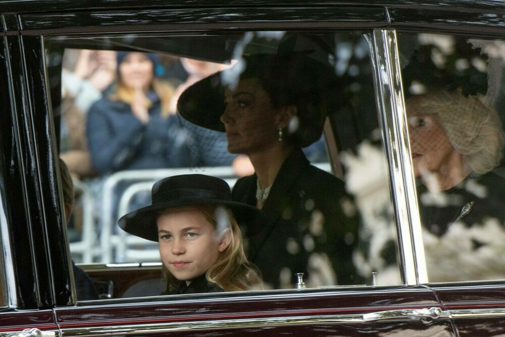Prințesa Charlotte și Prințul George au izbucnit în lacrimi la funeraliile Reginei. De ce a lipsit Prințul Louis | FOTO - Imaginea 10
