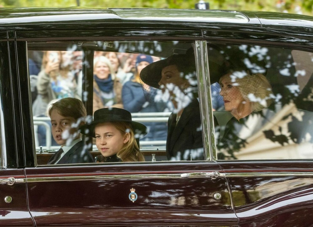 Prințesa Charlotte și Prințul George au izbucnit în lacrimi la funeraliile Reginei. De ce a lipsit Prințul Louis | FOTO - Imaginea 9