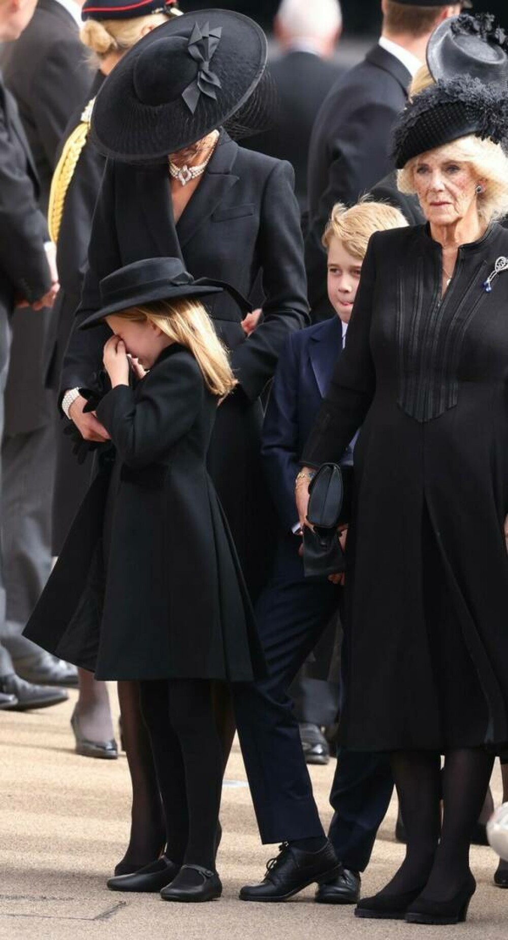 Prințesa Charlotte și Prințul George au izbucnit în lacrimi la funeraliile Reginei. De ce a lipsit Prințul Louis | FOTO - Imaginea 24