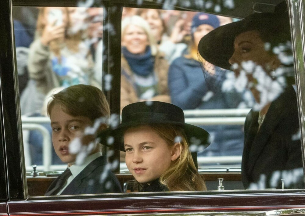 Prințesa Charlotte și Prințul George au izbucnit în lacrimi la funeraliile Reginei. De ce a lipsit Prințul Louis | FOTO - Imaginea 2