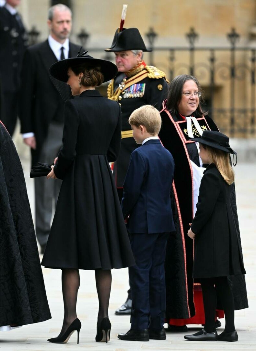 Prințesa Charlotte și Prințul George au izbucnit în lacrimi la funeraliile Reginei. De ce a lipsit Prințul Louis | FOTO - Imaginea 1