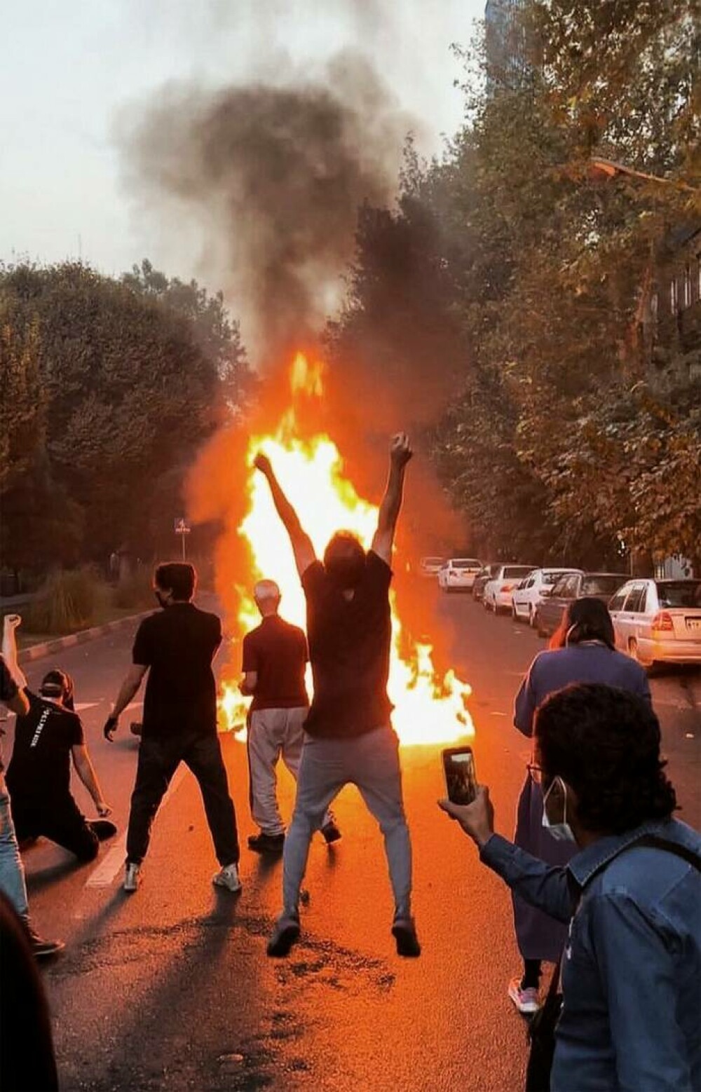 Manifestații violente în Iran: Femeile își ard hijab-ul în semn de protest | VIDEO&FOTO - Imaginea 14