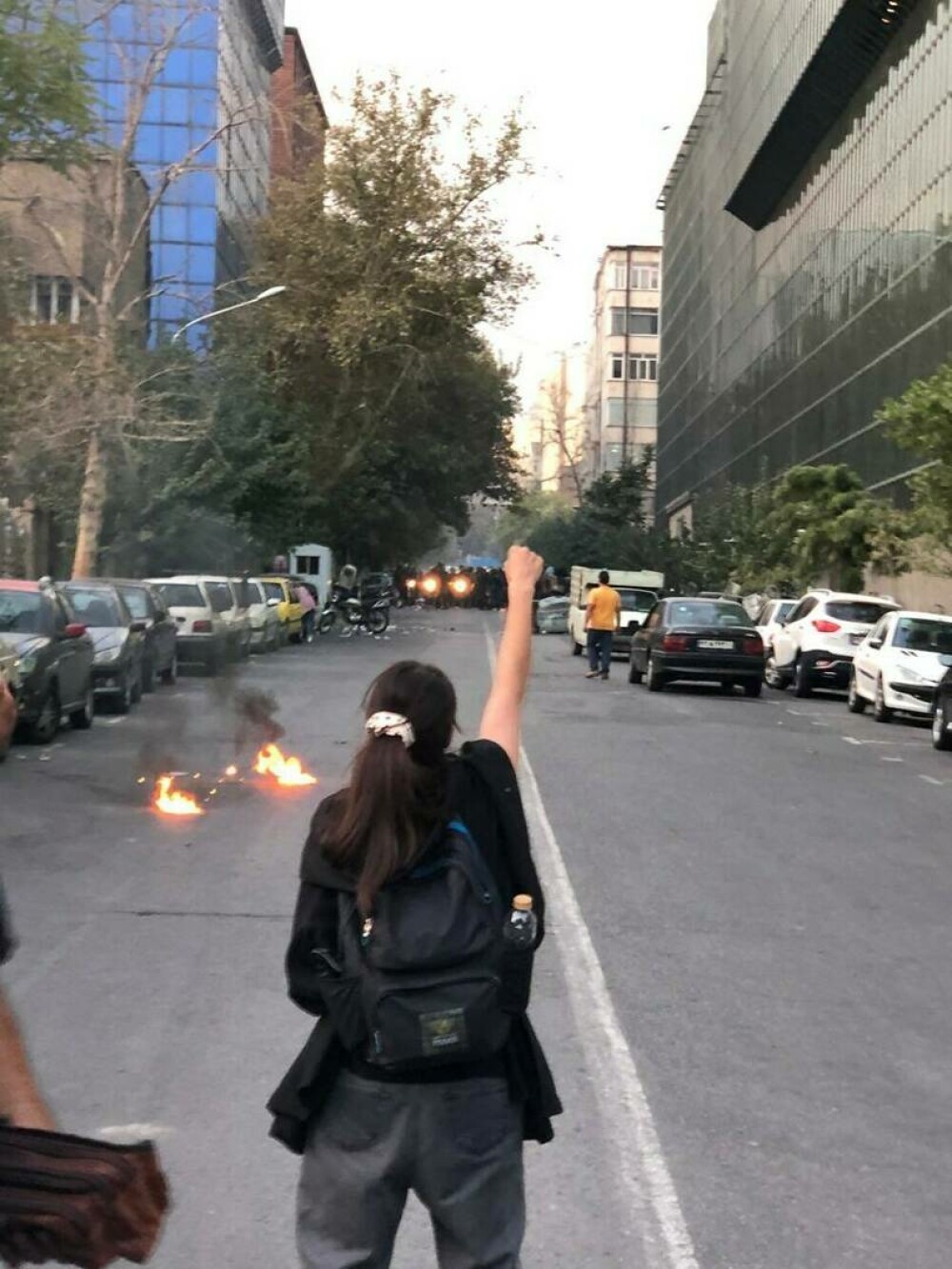 Manifestații violente în Iran: Femeile își ard hijab-ul în semn de protest | VIDEO&FOTO - Imaginea 13