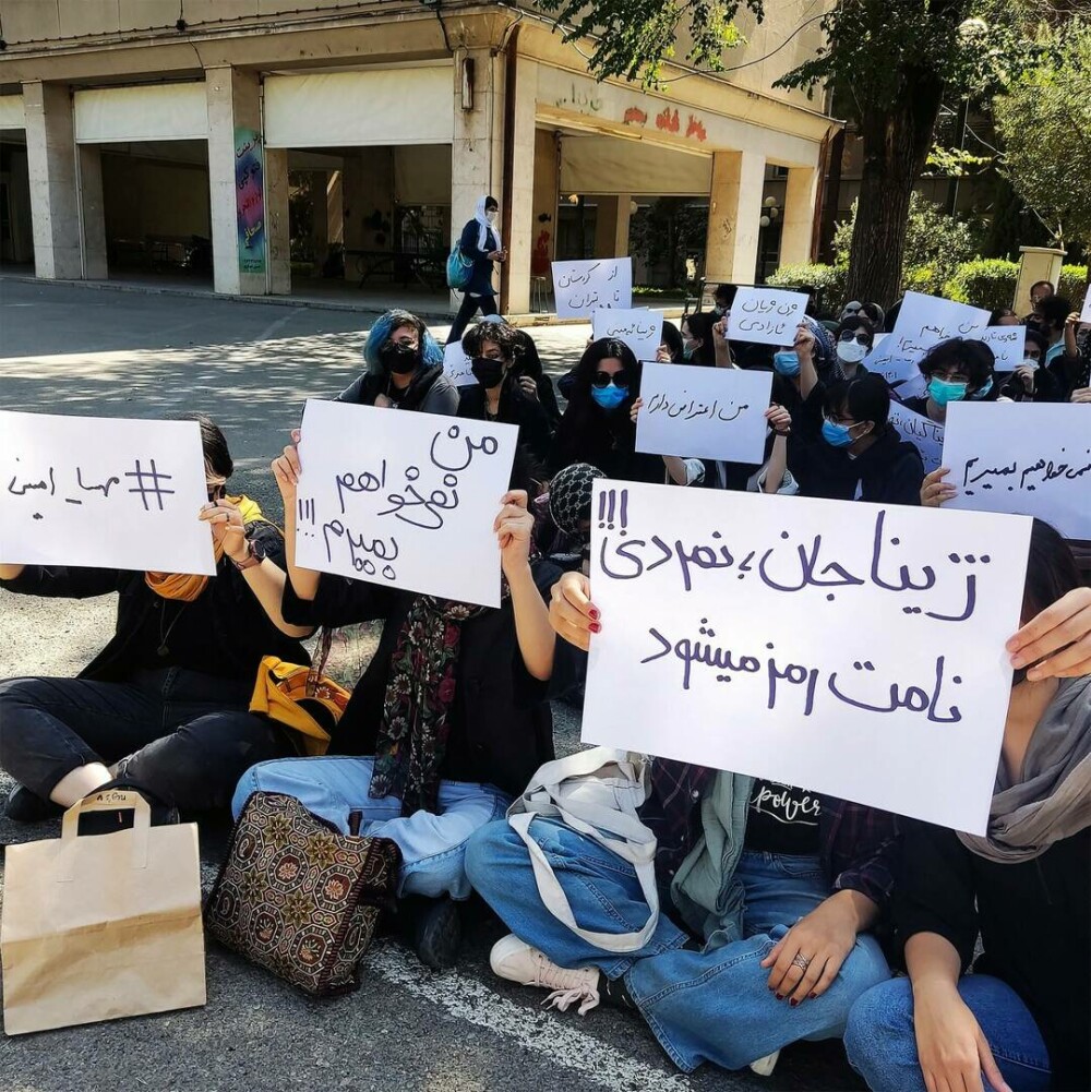 Manifestații violente în Iran: Femeile își ard hijab-ul în semn de protest | VIDEO&FOTO - Imaginea 11