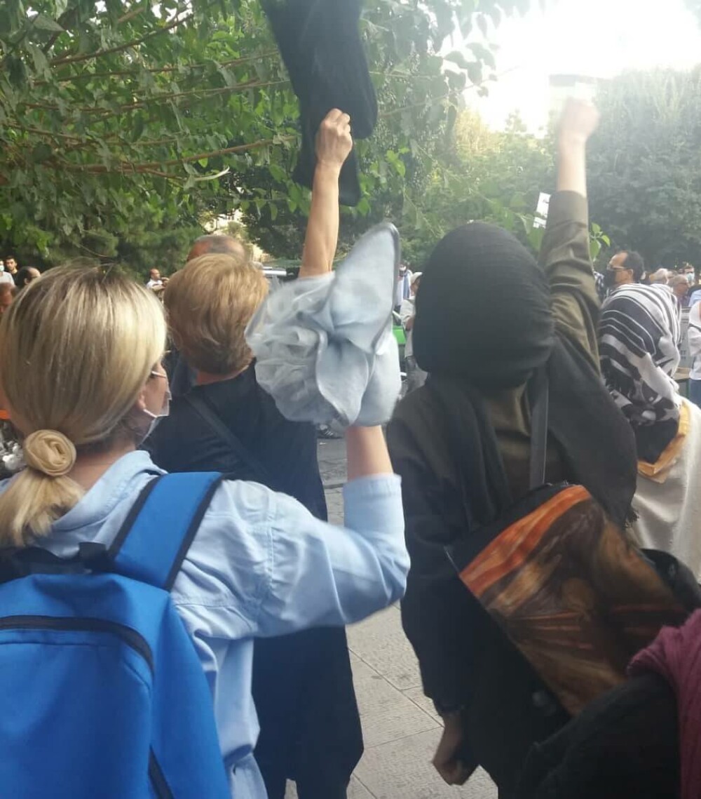 Manifestații violente în Iran: Femeile își ard hijab-ul în semn de protest | VIDEO&FOTO - Imaginea 9