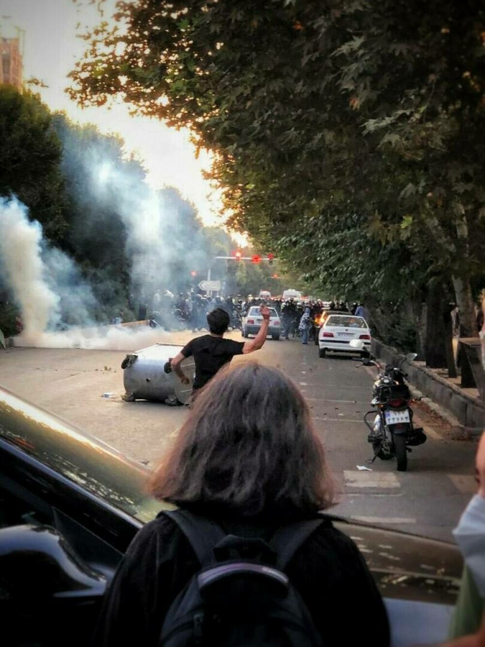 Manifestații violente în Iran: Femeile își ard hijab-ul în semn de protest | VIDEO&FOTO - Imaginea 6