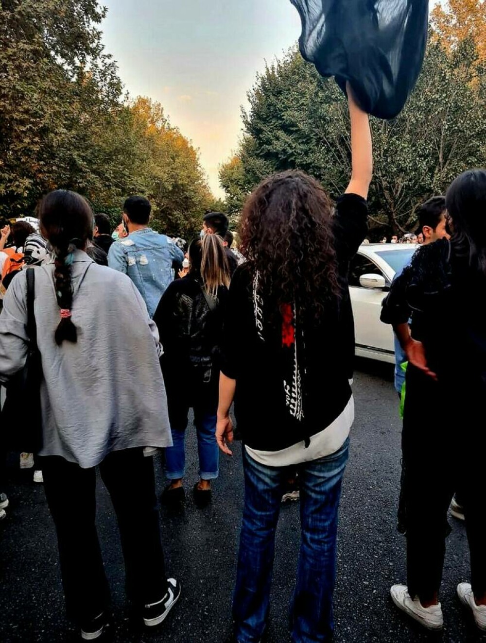 Manifestații violente în Iran: Femeile își ard hijab-ul în semn de protest | VIDEO&FOTO - Imaginea 5