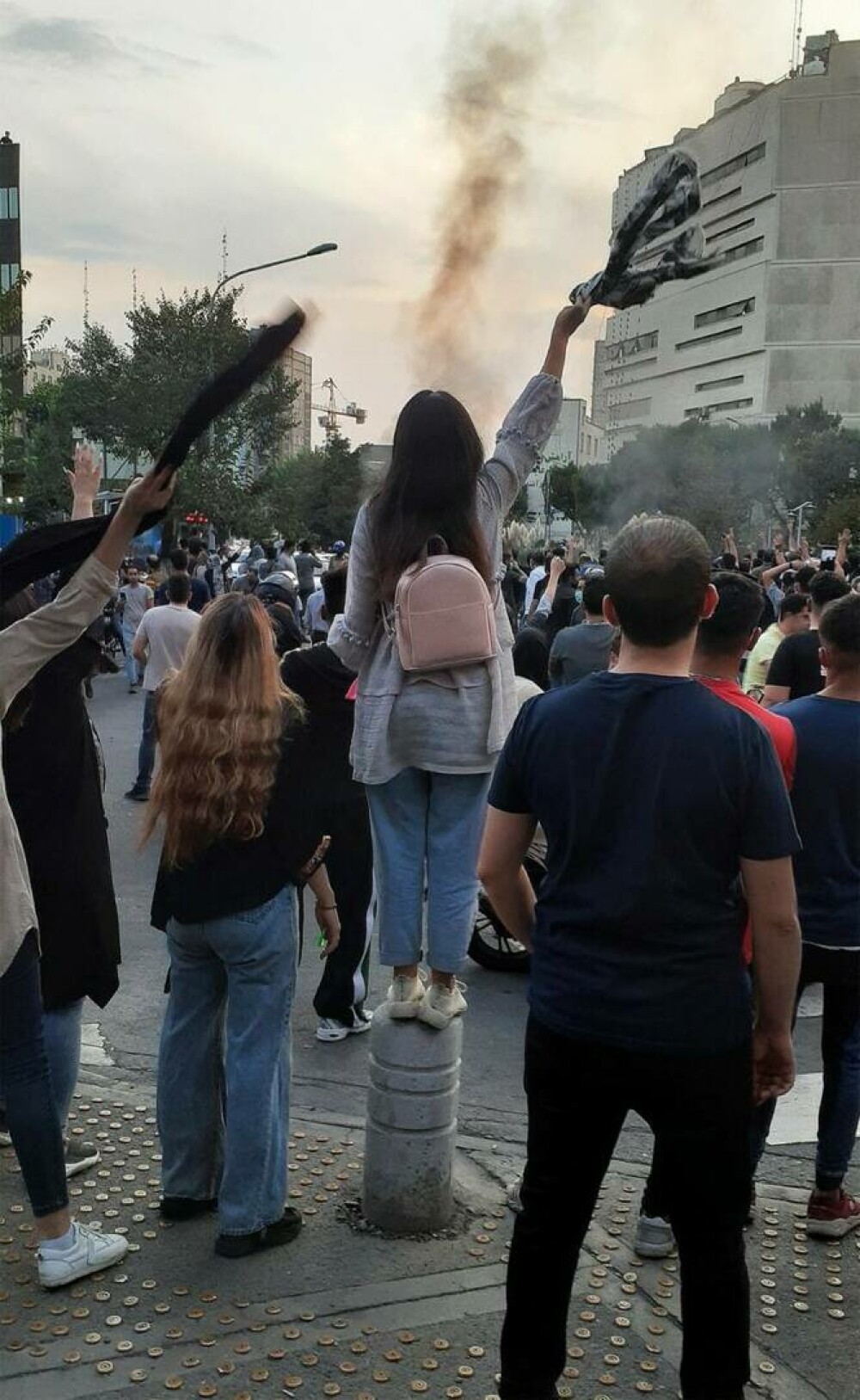 Manifestații violente în Iran: Femeile își ard hijab-ul în semn de protest | VIDEO&FOTO - Imaginea 4