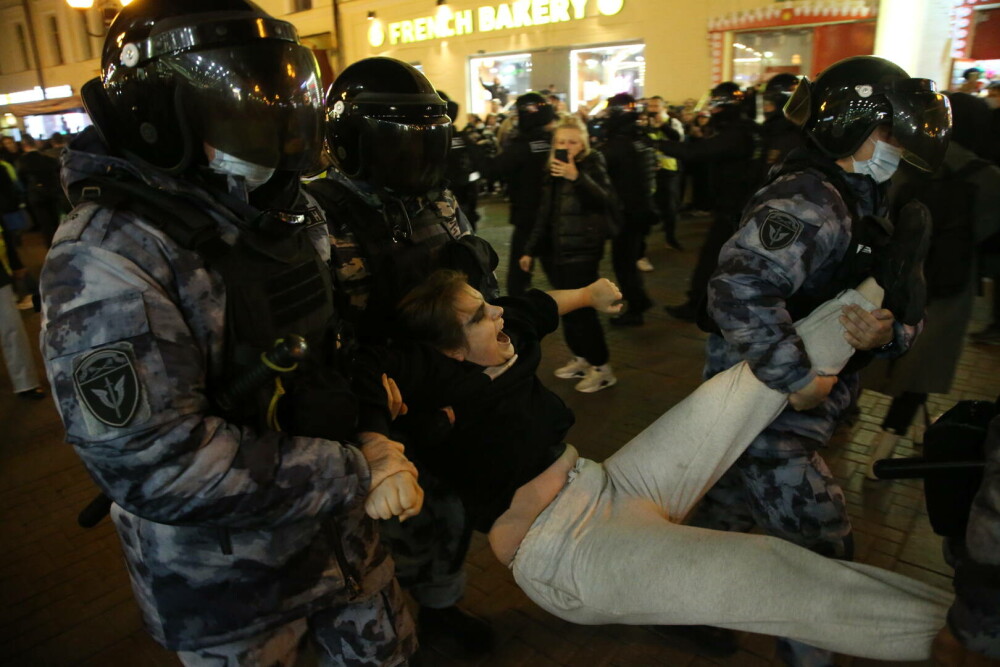 GALERIE FOTO. Rușii nu vor războiul lui Putin. Proteste în peste 30 de orașe din Rusia, după anunțul de mobilizare - Imaginea 26