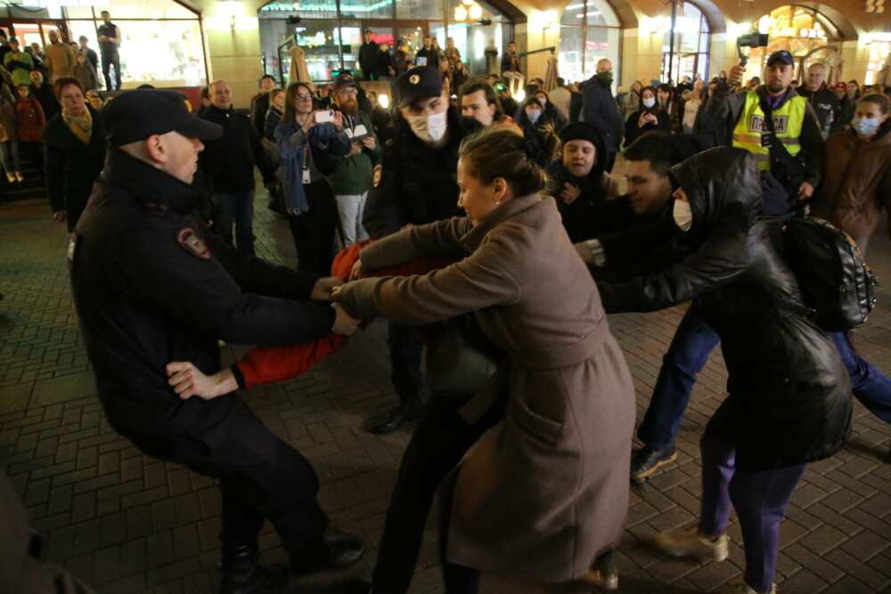 GALERIE FOTO. Rușii nu vor războiul lui Putin. Proteste în peste 30 de orașe din Rusia, după anunțul de mobilizare - Imaginea 24