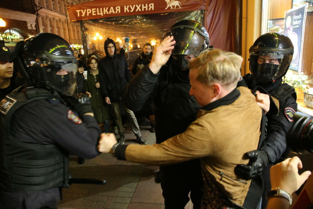 GALERIE FOTO. Rușii nu vor războiul lui Putin. Proteste în peste 30 de orașe din Rusia, după anunțul de mobilizare - Imaginea 19