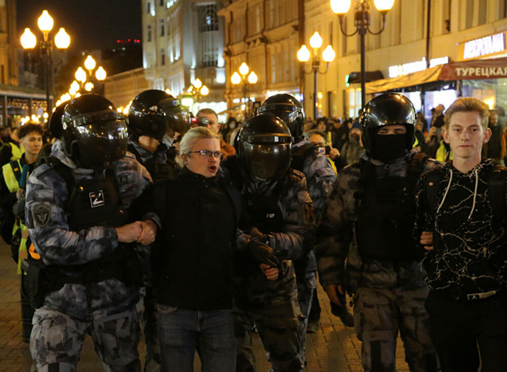 GALERIE FOTO. Rușii nu vor războiul lui Putin. Proteste în peste 30 de orașe din Rusia, după anunțul de mobilizare - Imaginea 38