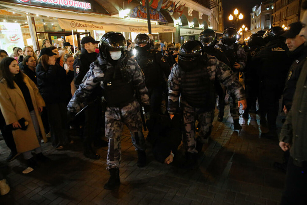 GALERIE FOTO. Rușii nu vor războiul lui Putin. Proteste în peste 30 de orașe din Rusia, după anunțul de mobilizare - Imaginea 36