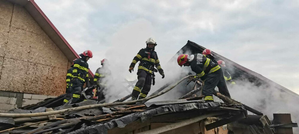 Incendiu la o casă din comuna Voinești. Un bărbat nevăzător și cu picioarele amputate a murit carbonizat - Imaginea 9