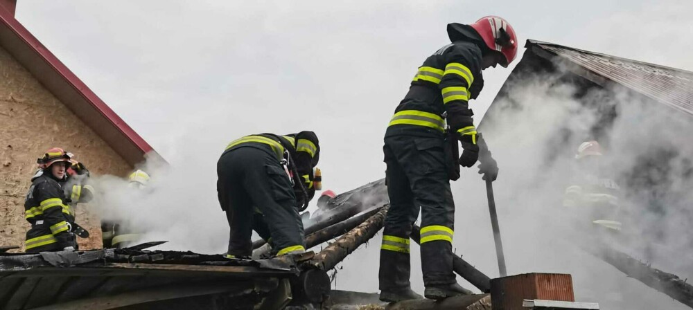 Incendiu la o casă din comuna Voinești. Un bărbat nevăzător și cu picioarele amputate a murit carbonizat - Imaginea 3