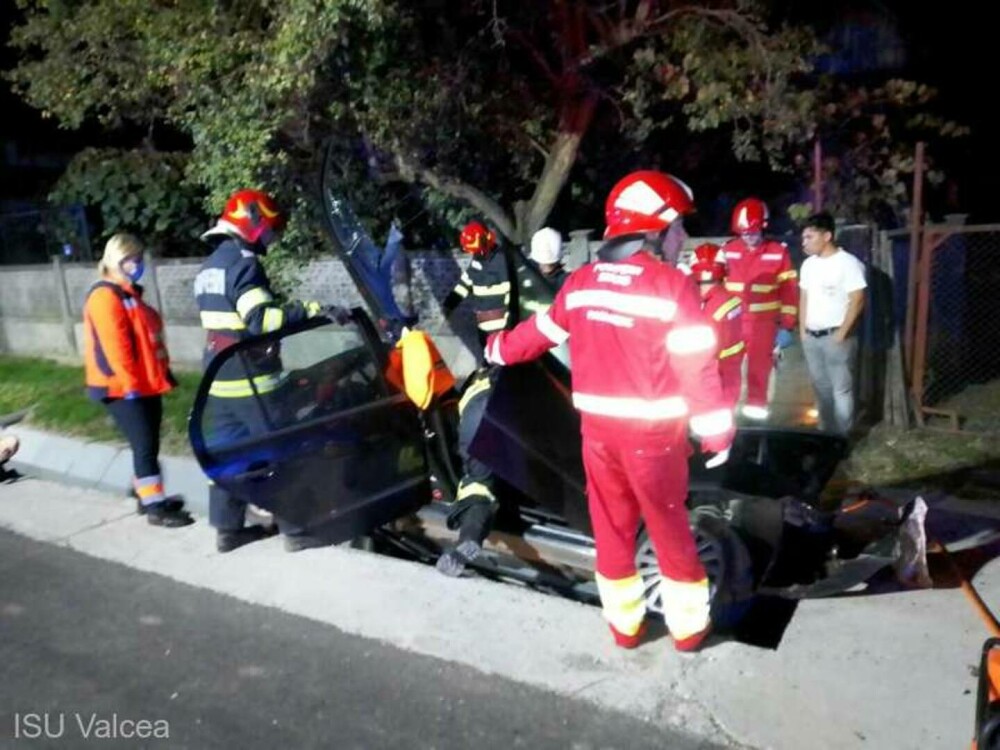 Accident grav în Vâlcea: Un bărbat a murit, iar un copil de trei ani va fi transportat cu elicopterul la spital - Imaginea 1