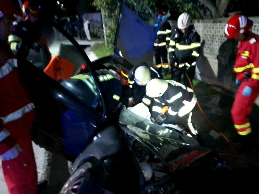 Accident grav în Vâlcea: Un bărbat a murit, iar un copil de trei ani va fi transportat cu elicopterul la spital - Imaginea 7