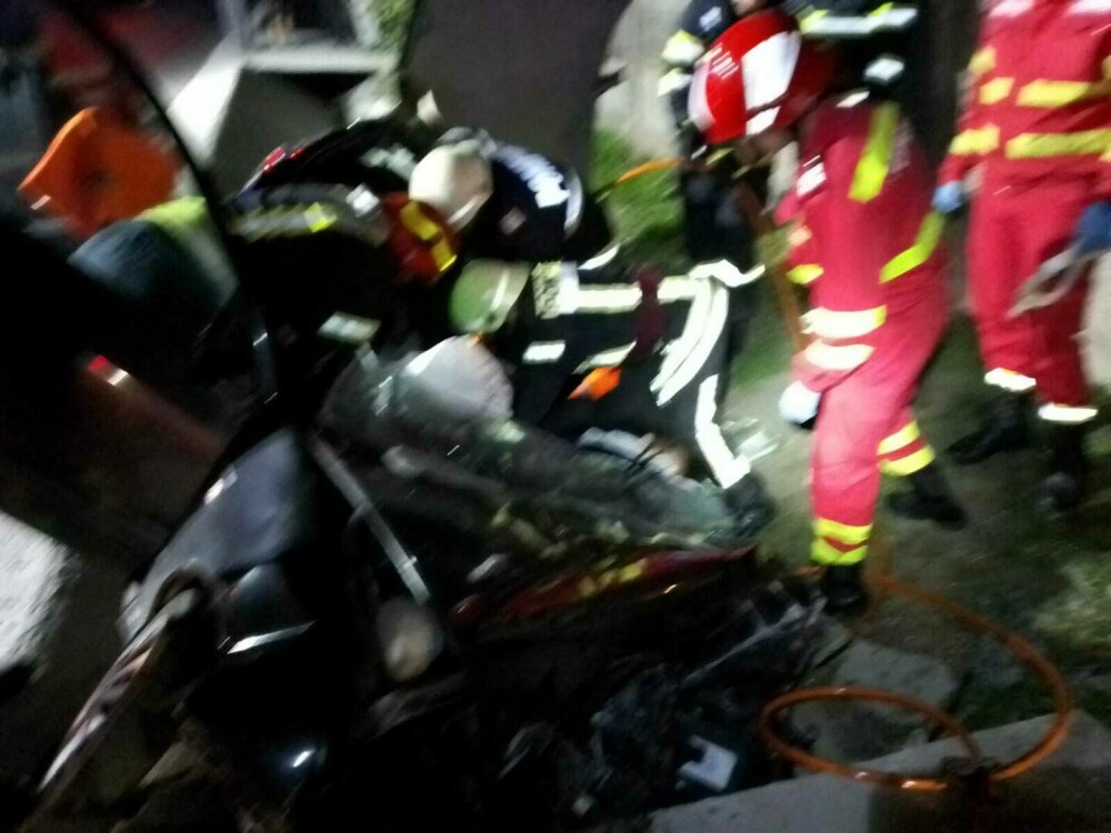 Accident grav în Vâlcea: Un bărbat a murit, iar un copil de trei ani va fi transportat cu elicopterul la spital - Imaginea 2