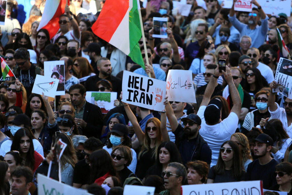 Protestele din Iran au continuat și duminică. Cel puțin 41 de oameni și-au pierdut viața până acum | GALERIE FOTO - Imaginea 13